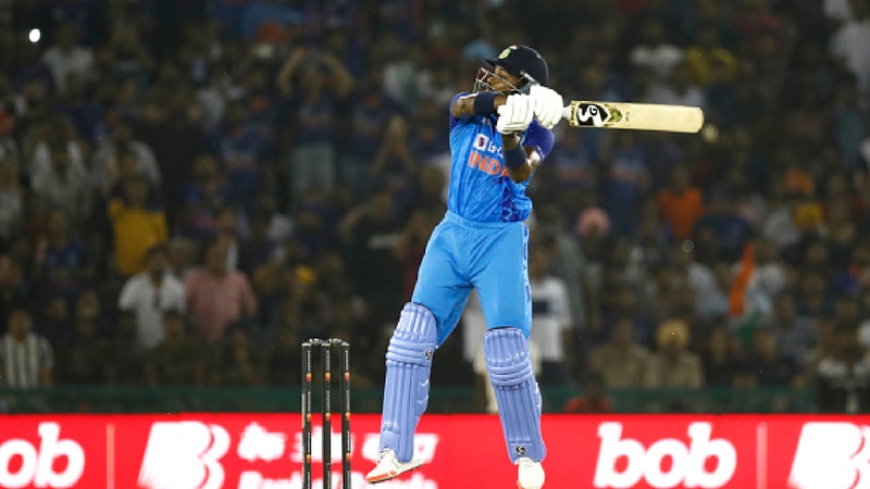watch: hardik pandya's grandstand finish with three successive sixes brings back memories of ms dhoni  